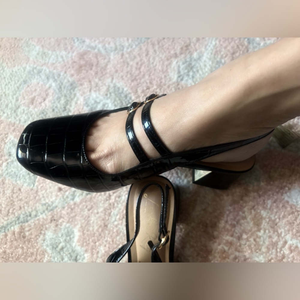 Elegant Black Women's Strappy Slingback Flats.